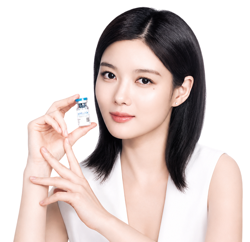 쥬베룩 스킨 제품을 들고 있는 모델